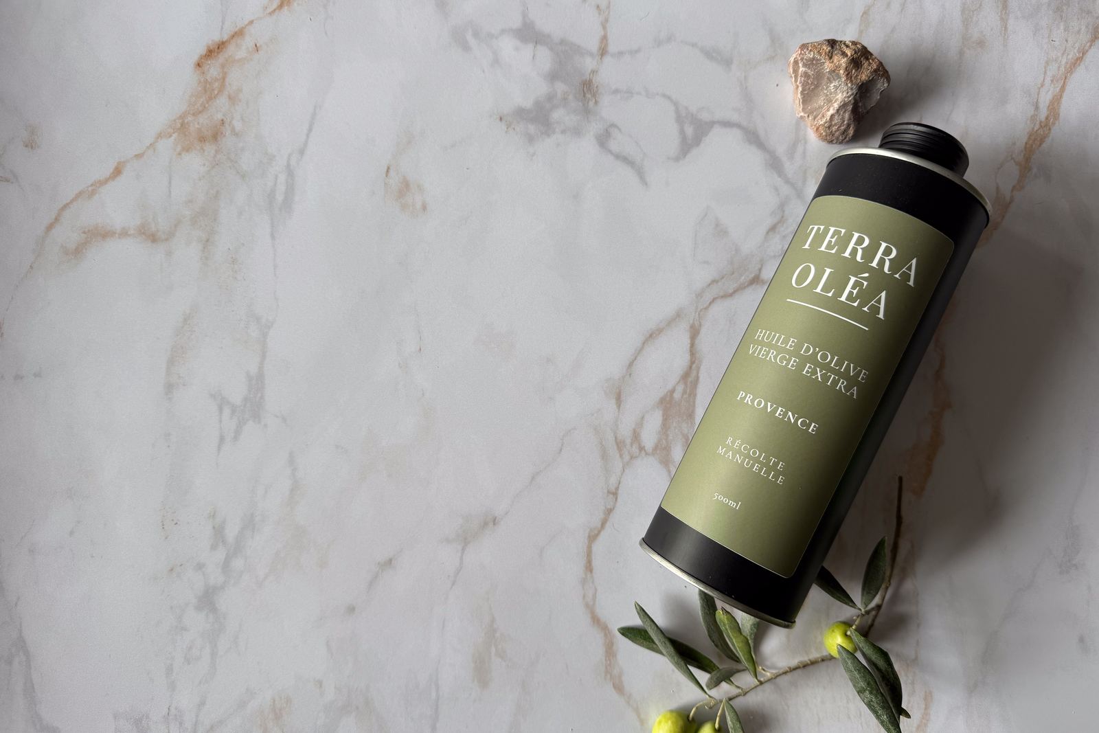 Bidon métal d'huile d'olive Terra Oléa sur du marbre
