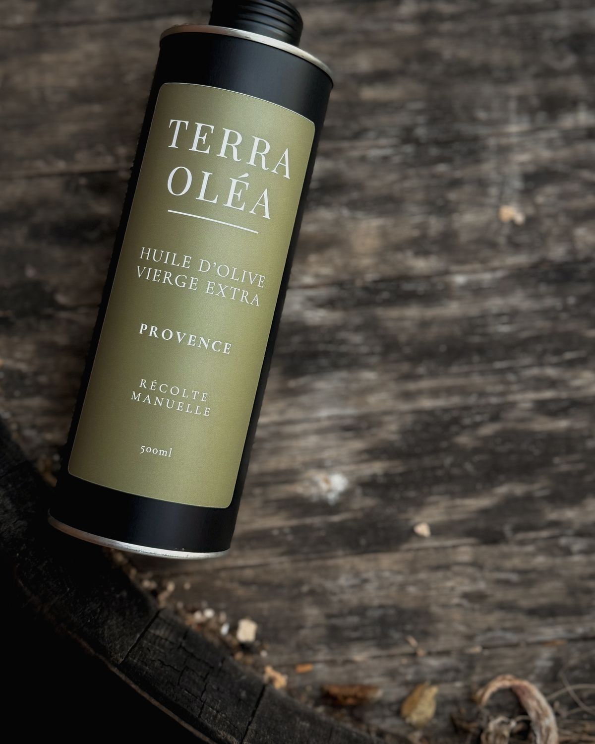Bidon Terra Oléa, huile d'olive vierge extra, 500 ml, posé sur du bois sombre