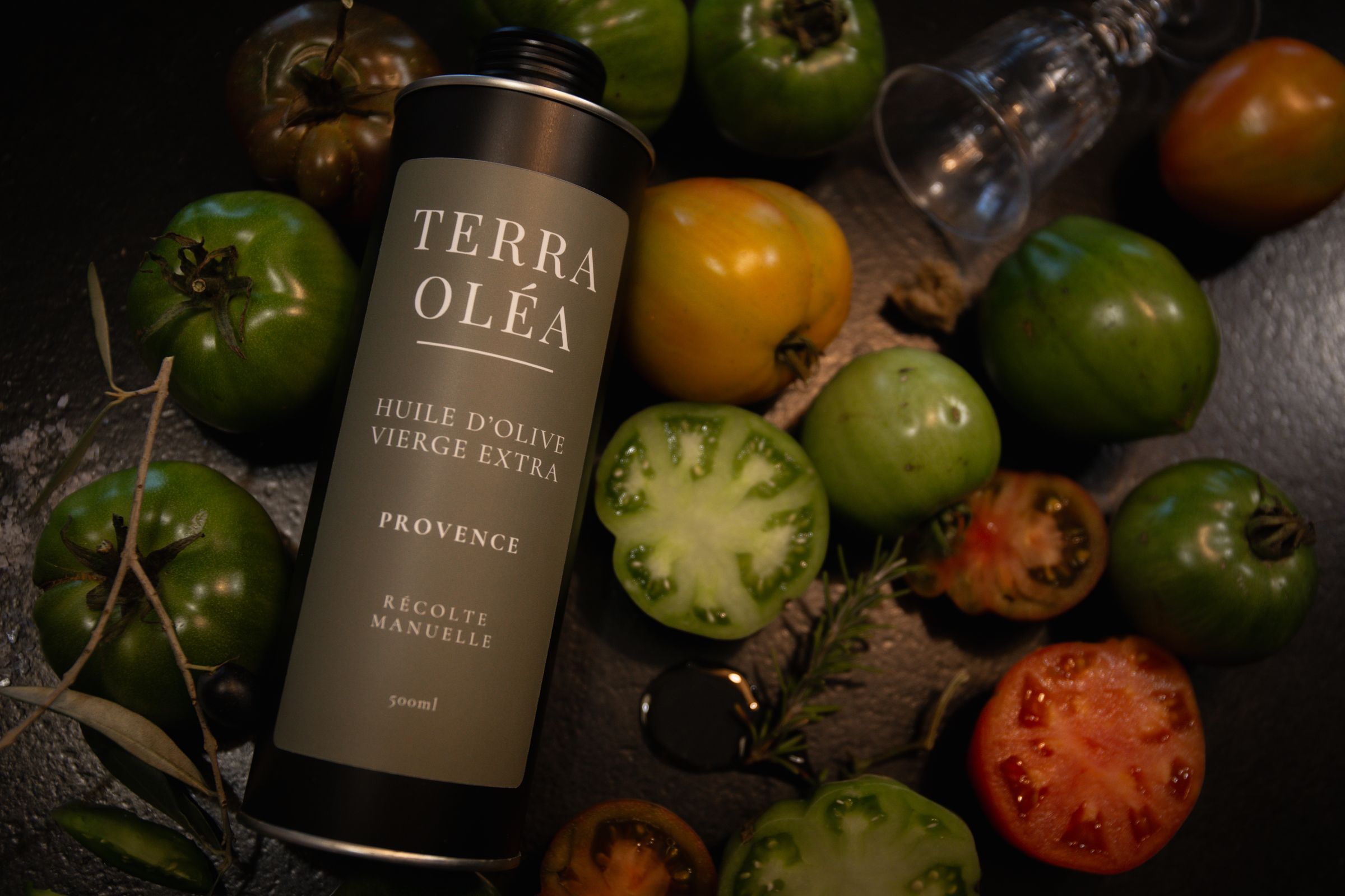 Bidon Terra Oléa, tomates anciennes, sel et verre en cristal sur fond sombre
