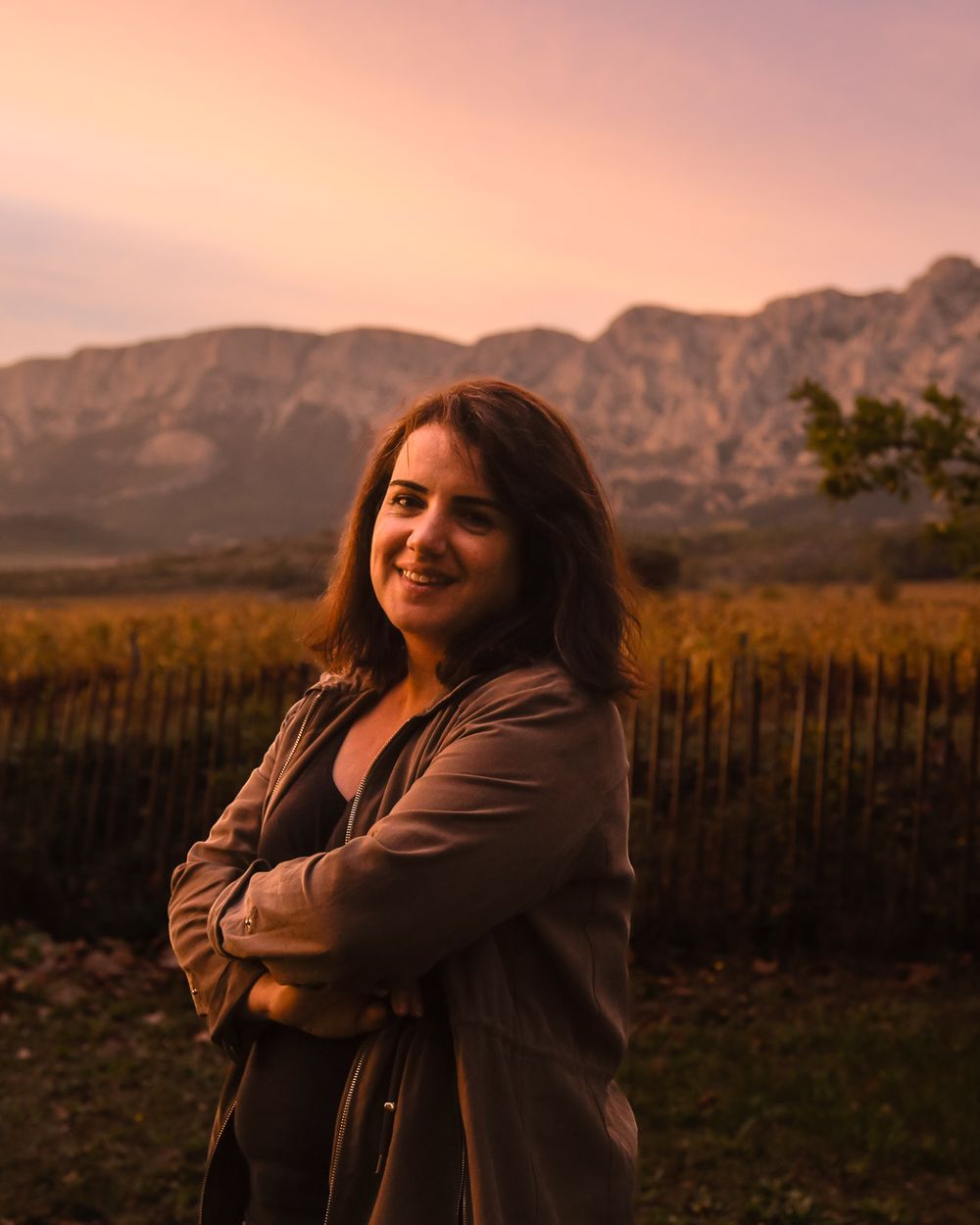 Noémie, fondatrice de Terra Oléa, devant la montagne Sainte-Victoire au coucher du soleil