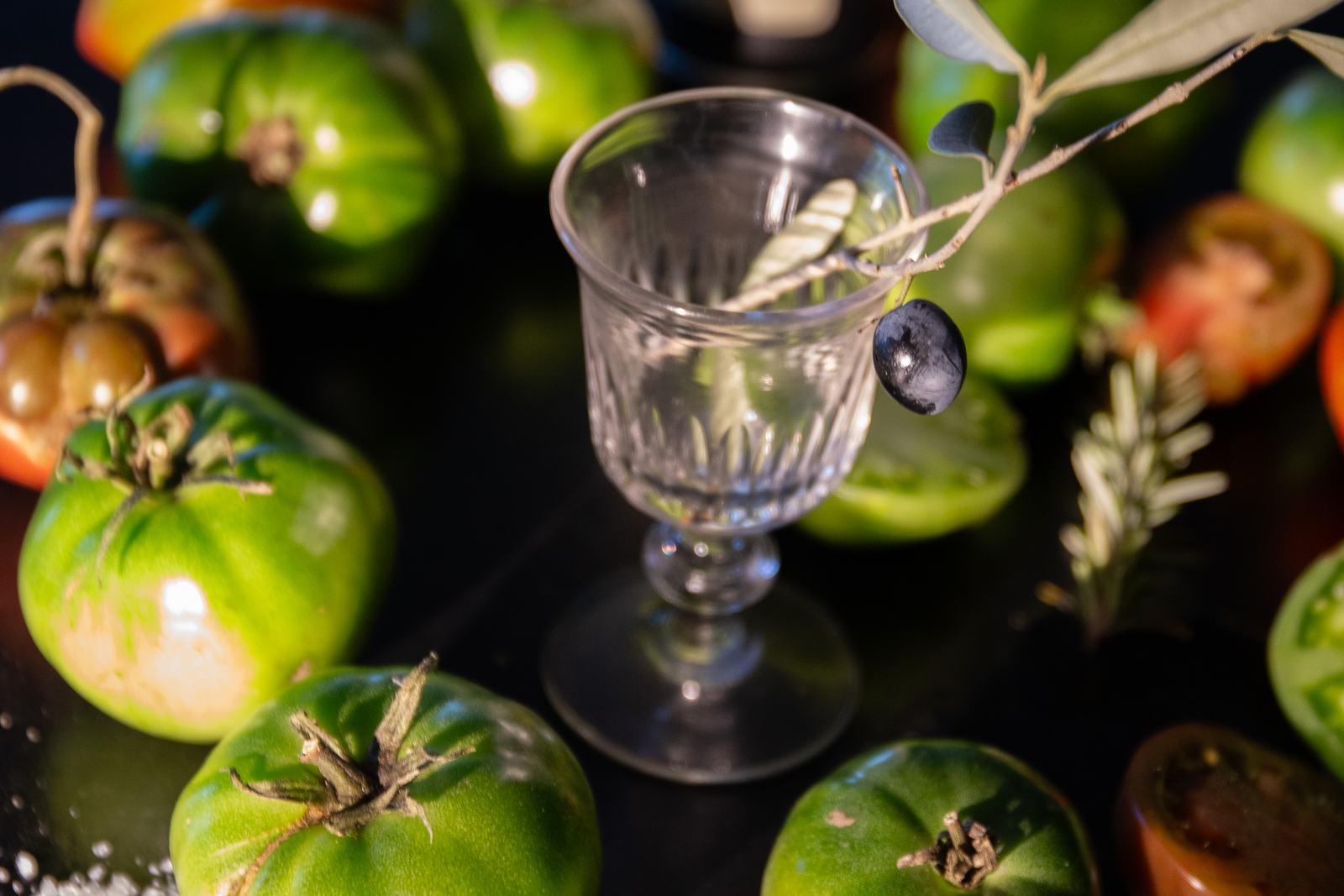 Tomates vertes et verre en cristal, accord avec une huile fruité vert